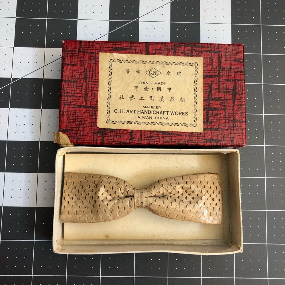 Vintage 1940s brand new snakeskin python clip on bow tie